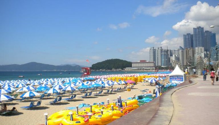 "الكاميرات" تشعل حرب الشواطئ وحمامات السباحة في كوريا الجنوبية