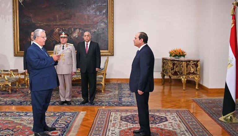 رئيس المحكمة الدستورية العليا المصرية يؤدي اليمين أمام السيسي