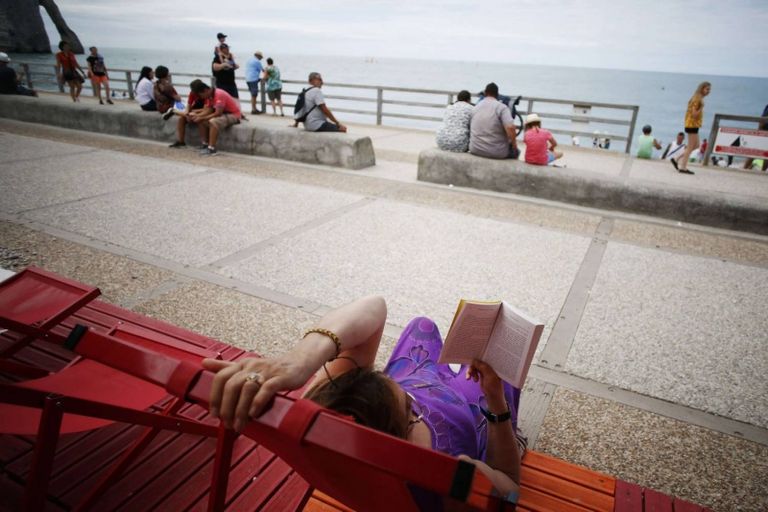 مطالعة الكتب باتت طقسا معتادا في مقاطعة نورماندي الفرنسية