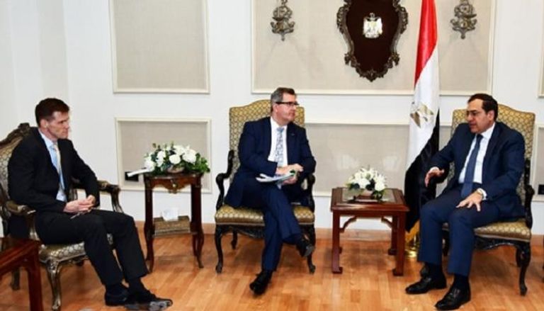 المبعوث البريطاني خلال اللقاء مع وزير البترول المصري 