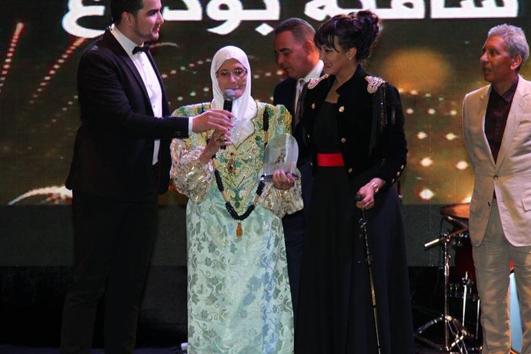 تكريم الفنانة الجزائرية القديرة شافية بوذراع فنانون عرب في ختام مهرجان وهران