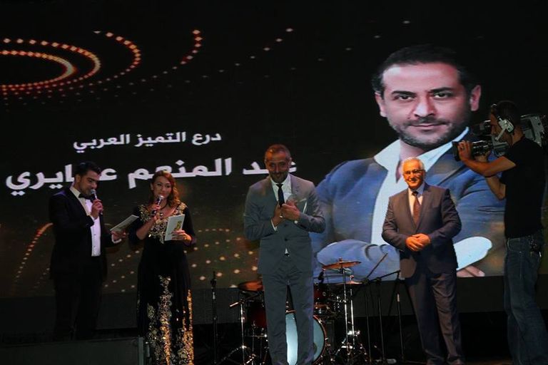 درع التميز العربي للفنان السوري عبد المنعم عمايري فنانون عرب في ختام مهرجان وهران