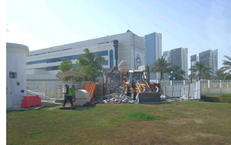 بلدية أبوظبي تواصل إزالة المباني المهجورة 