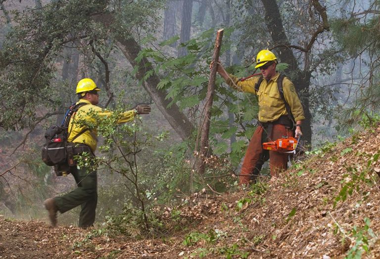 الرياح تقدم العون في مكافحة حرائق غابات كاليفورنيا