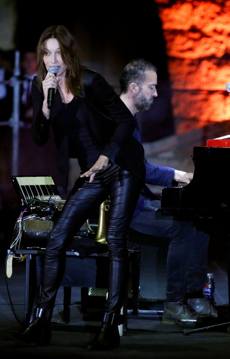 كارلا بروني تغني لجمهور مهرجانات بيت الدين - لبنان