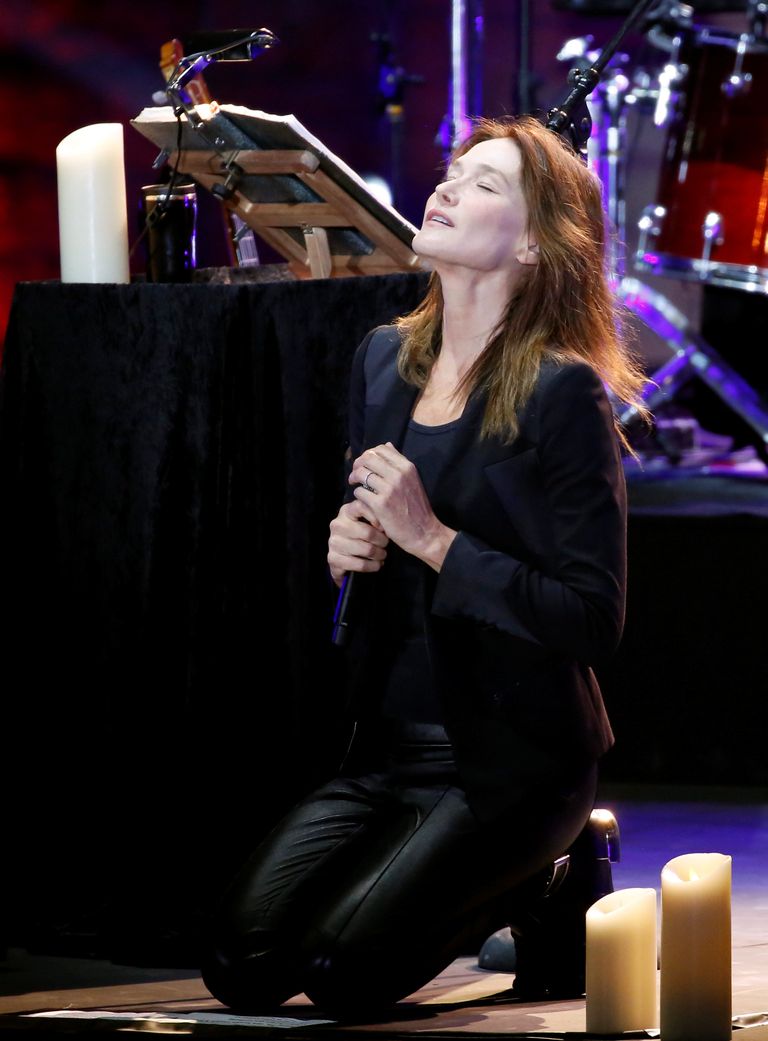 كارلا بروني جاثية على ركبتيها في حفل بيت الدين بلبنان كارلا بروني تغني لجمهور مهرجانات بيت الدين - لبنان