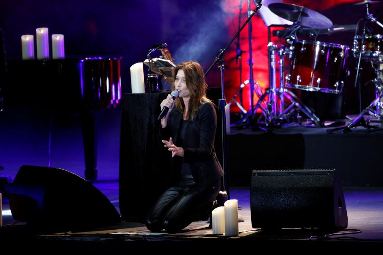 كارلا بروني جاثية على ركبتيها في حفل بيت الدين بلبنان كارلا بروني تغني لجمهور مهرجانات بيت الدين - لبنان