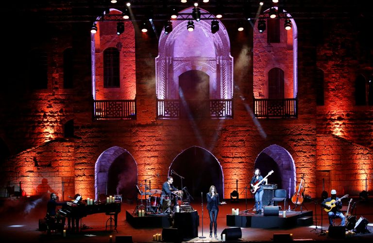 كارلا بروني في حفل بيت الدين - لبنان كارلا بروني تغني لجمهور مهرجانات بيت الدين - لبنان