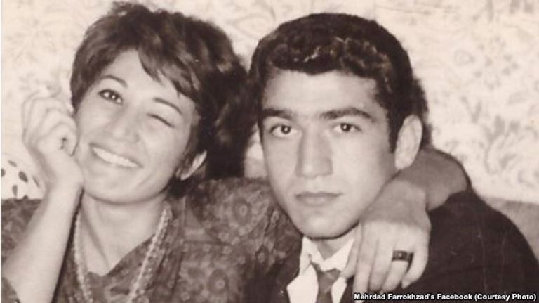 مهرداد إلى يمين فروغ فرخزاد