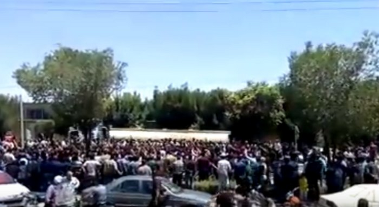 احتجاجات عارمة في إيران