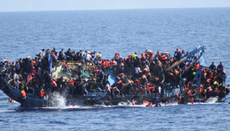 مركب يحمل مهاجرين غير شرعيين