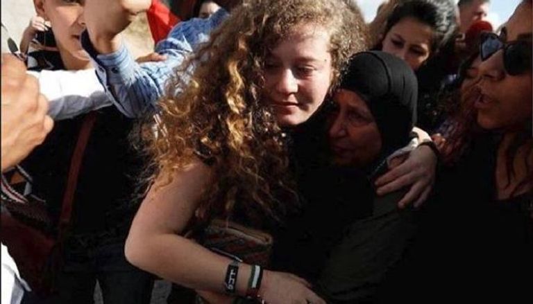 عهد التميمي بعد إطلاق سراحها