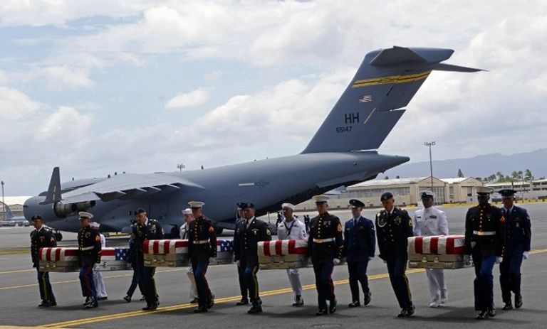جانب من مراسم استقبال رفات الجنود الأمريكيين جانب من مراسم استقبال رفات الجنود الأمريكيين