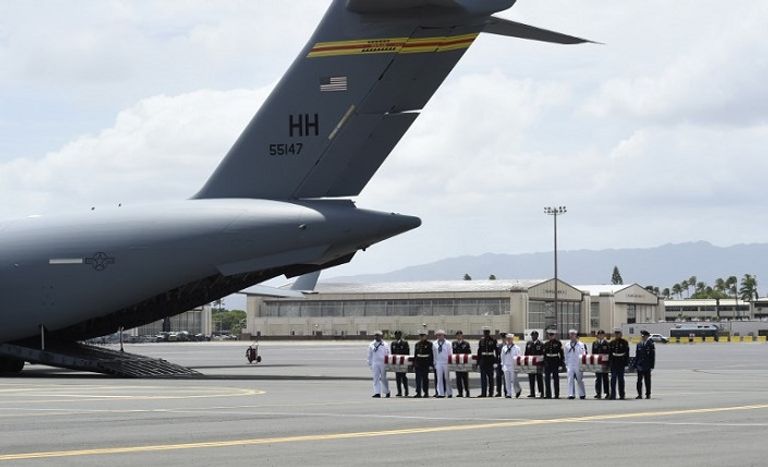 جانب من مراسم استقبال رفات الجنود الأمريكيين جانب من مراسم استقبال رفات الجنود الأمريكيين