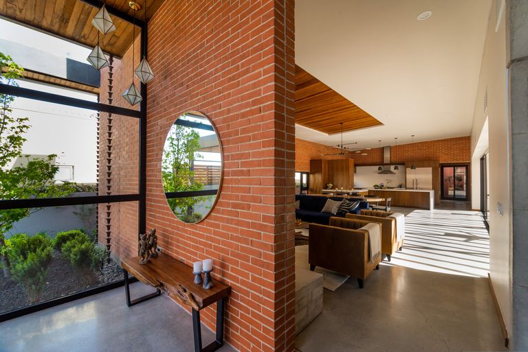 إنشاء منزل بالكامل من مواد معاد تدويرها