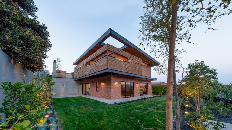 إنشاء منزل بالكامل من مواد معاد تدويرها