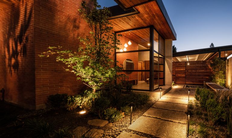 إنشاء منزل بالكامل من مواد معاد تدويرها