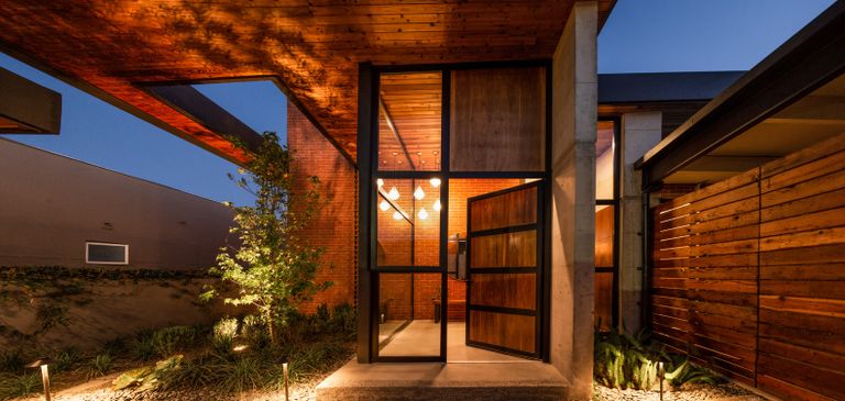 إنشاء منزل بالكامل من مواد معاد تدويرها