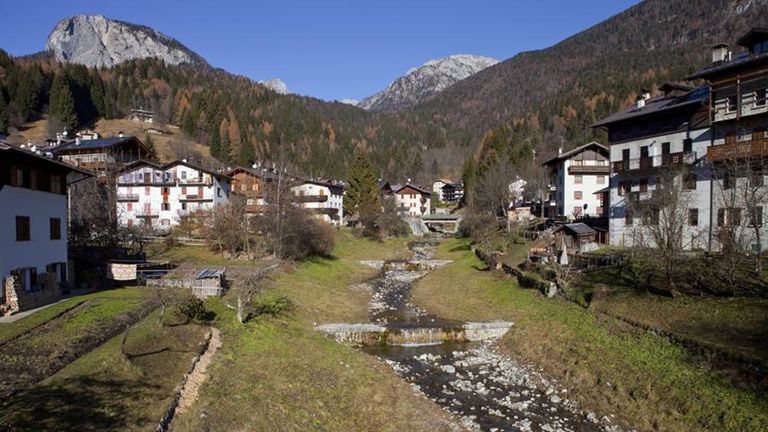 مدينة كارنيا.. سحر الطبيعة يغازل زوار منطقة الوديان الإيطالية