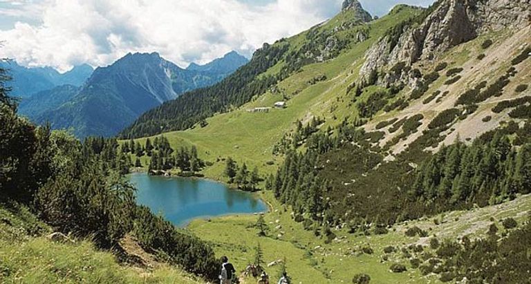 مدينة كارنيا.. سحر الطبيعة يغازل زوار منطقة الوديان الإيطالية