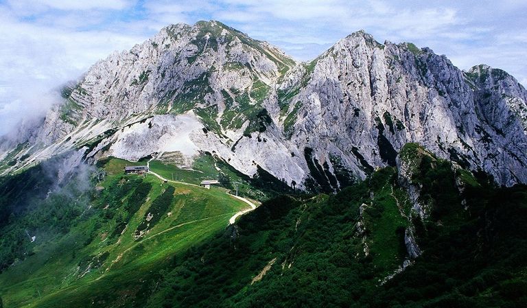 مدينة كارنيا.. سحر الطبيعة يغازل زوار منطقة الوديان الإيطالية