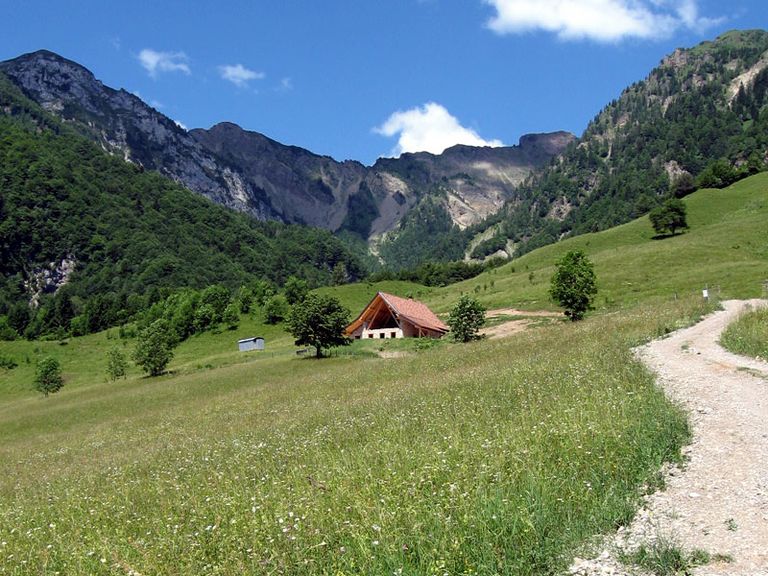 مدينة كارنيا.. سحر الطبيعة يغازل زوار منطقة الوديان الإيطالية