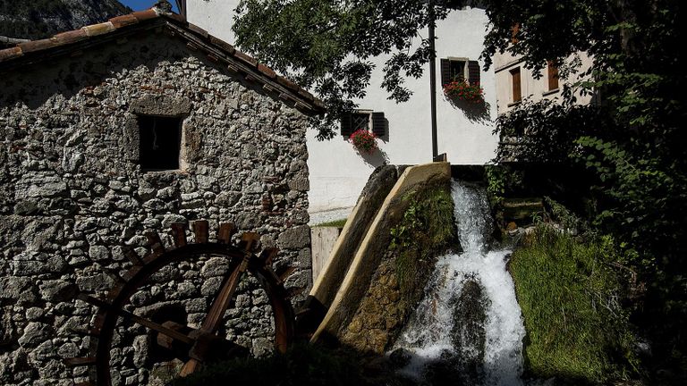 مدينة كارنيا.. سحر الطبيعة يغازل زوار منطقة الوديان الإيطالية