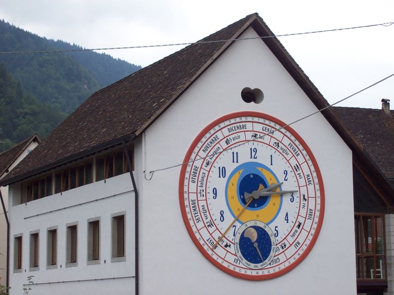 مدينة كارنيا.. سحر الطبيعة يغازل زوار منطقة الوديان الإيطالية