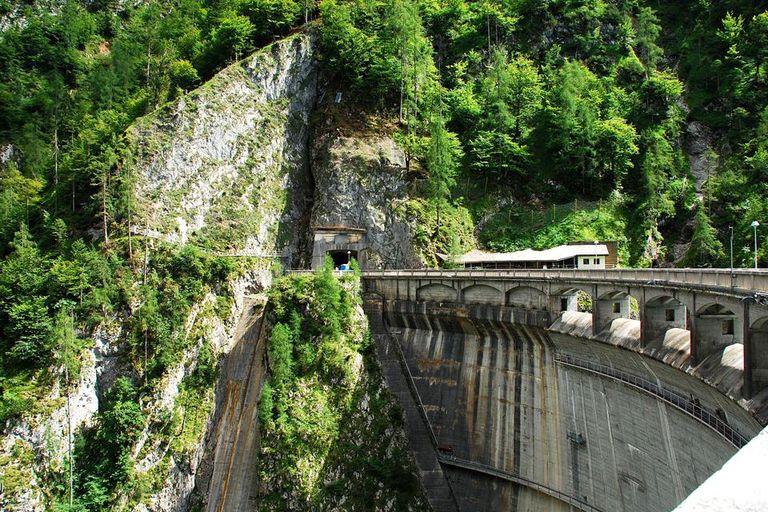 مدينة كارنيا.. سحر الطبيعة يغازل زوار منطقة الوديان الإيطالية