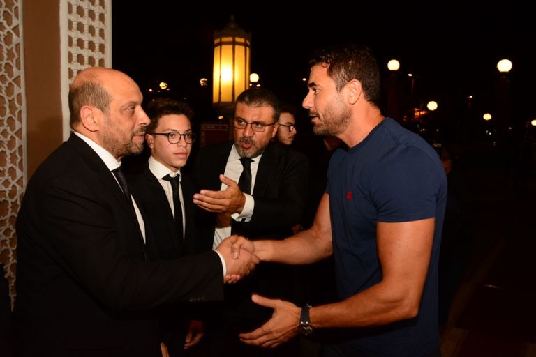  الممثل المصري أحمد عز يقدم العزاء للإعلامي عمرو الليثي