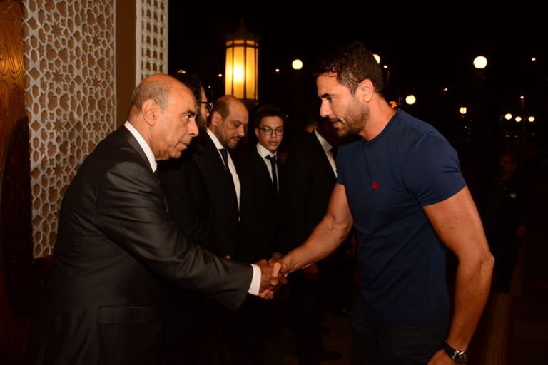  الممثل المصري أحمد عز يقدم العزاء للإعلامي عمرو الليثي