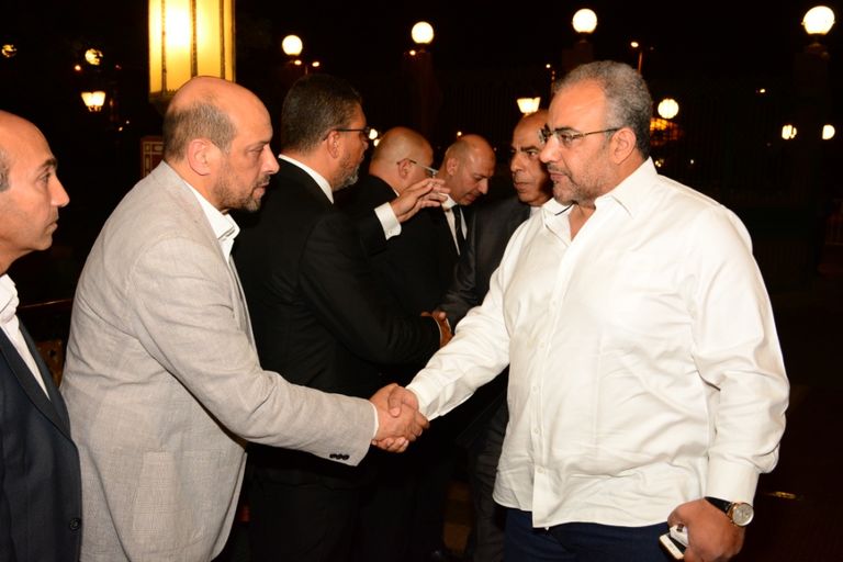  الممثل المصري أحمد عز يقدم العزاء للإعلامي عمرو الليثي