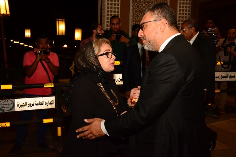  الممثل المصري أحمد عز يقدم العزاء للإعلامي عمرو الليثي