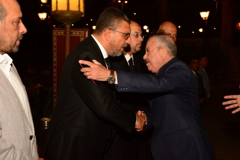  الممثل المصري أحمد عز يقدم العزاء للإعلامي عمرو الليثي