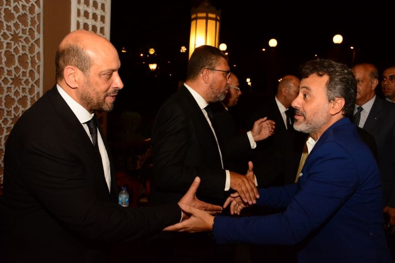  الممثل المصري أحمد عز يقدم العزاء للإعلامي عمرو الليثي