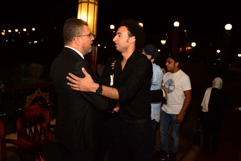  الممثل المصري أحمد عز يقدم العزاء للإعلامي عمرو الليثي