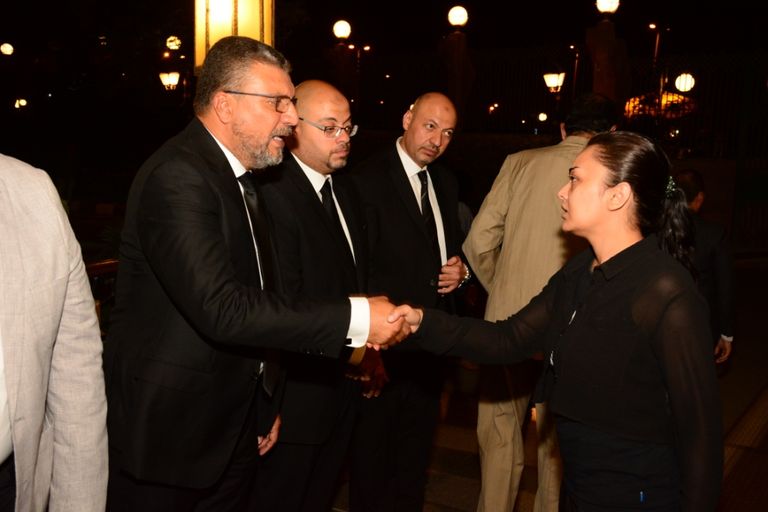  الممثل المصري أحمد عز يقدم العزاء للإعلامي عمرو الليثي