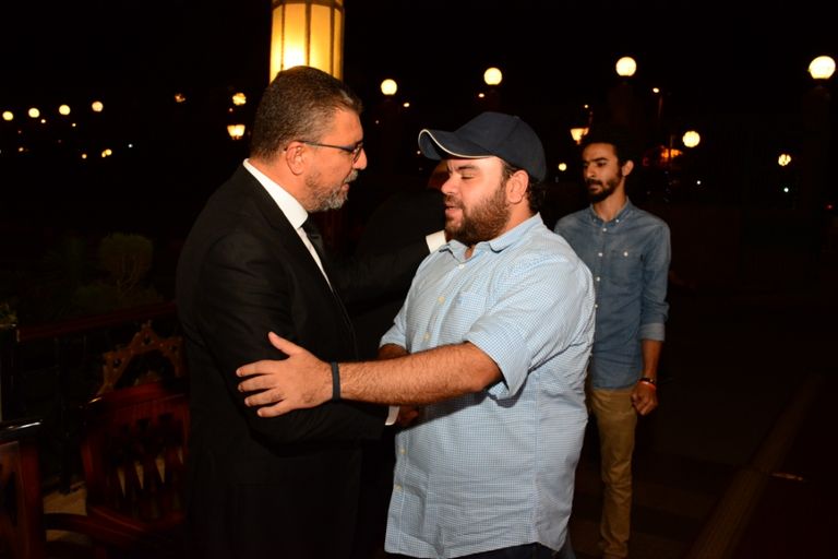  الممثل المصري أحمد عز يقدم العزاء للإعلامي عمرو الليثي