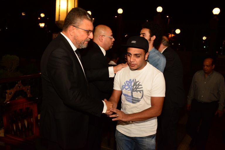  الممثل المصري أحمد عز يقدم العزاء للإعلامي عمرو الليثي