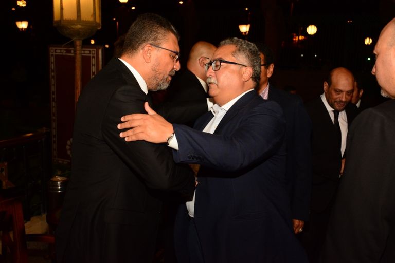  الممثل المصري أحمد عز يقدم العزاء للإعلامي عمرو الليثي