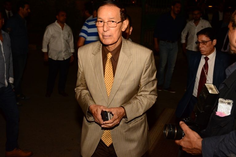  الممثل المصري أحمد عز يقدم العزاء للإعلامي عمرو الليثي