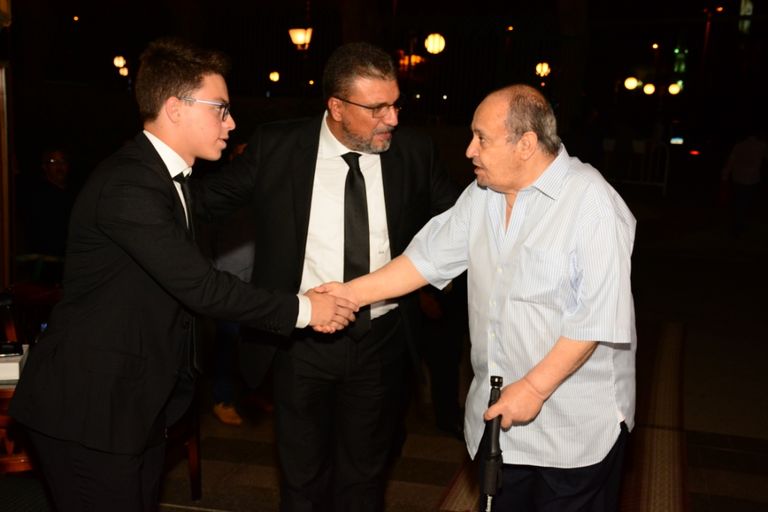  الممثل المصري أحمد عز يقدم العزاء للإعلامي عمرو الليثي