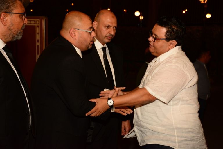  الممثل المصري أحمد عز يقدم العزاء للإعلامي عمرو الليثي