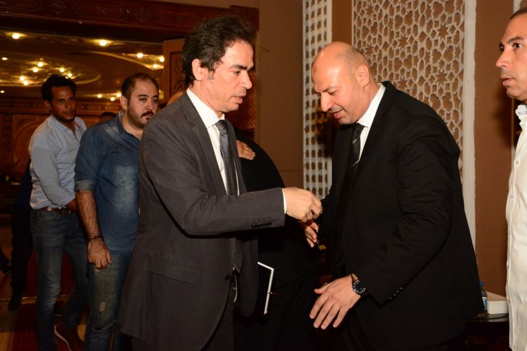  الممثل المصري أحمد عز يقدم العزاء للإعلامي عمرو الليثي