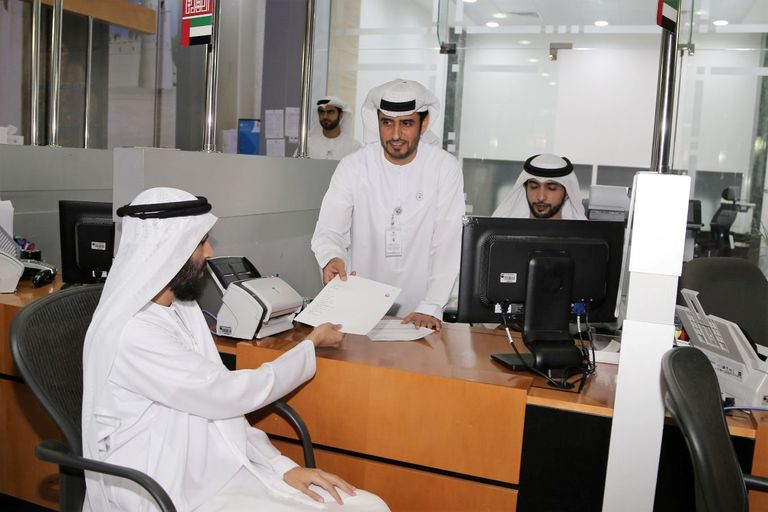 بلدية العين الإماراتية تصدر أول معاملة بطريقة برايل للمكفوفين