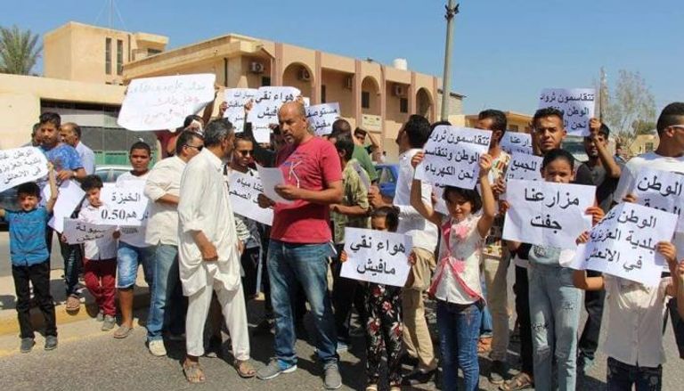 احتجاجات في ميدان العزيزية بالعاصمة الليبية طرابلس لتردي الأوضاع