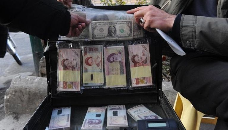العملة الإيرانية تشهد تراجعا حادا