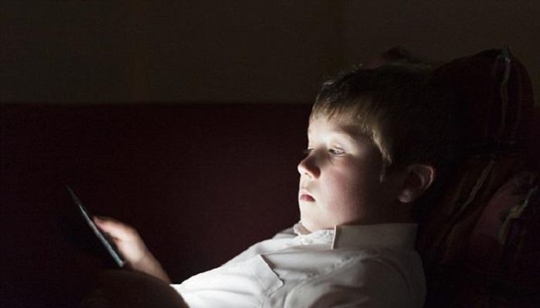 تحذيرات بريطانية من مخاطر استخدام الأطفال للهواتف الذكية