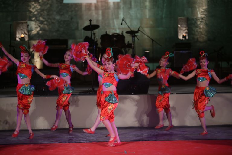 الفرقة الصينية المشاركة في مهرجان محكى القلعة بالقاهرة