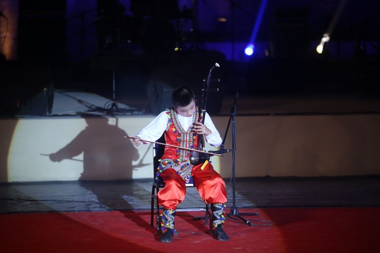 الفرقة الصينية المشاركة في مهرجان محكى القلعة بالقاهرة